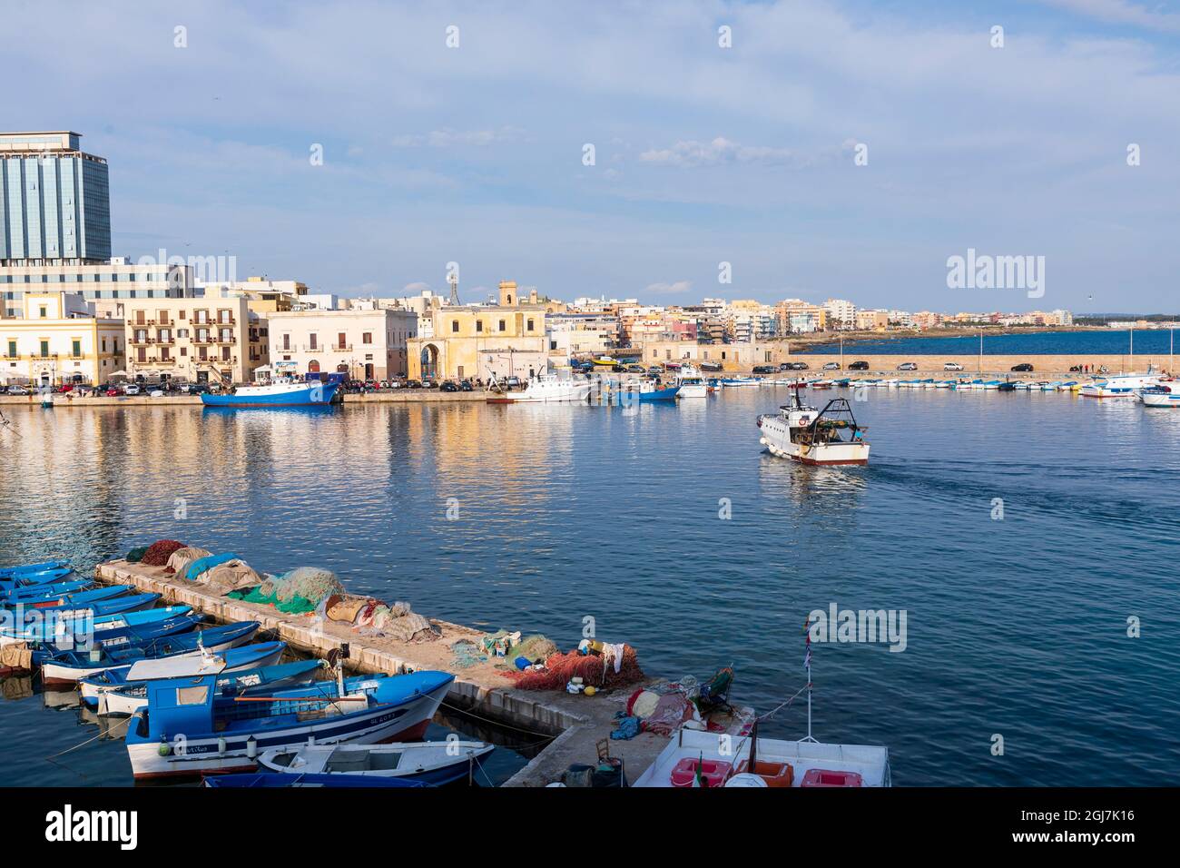 Italia, Apulia, Provincia de Lecce, Gallipoli. Harbour. Foto de stock