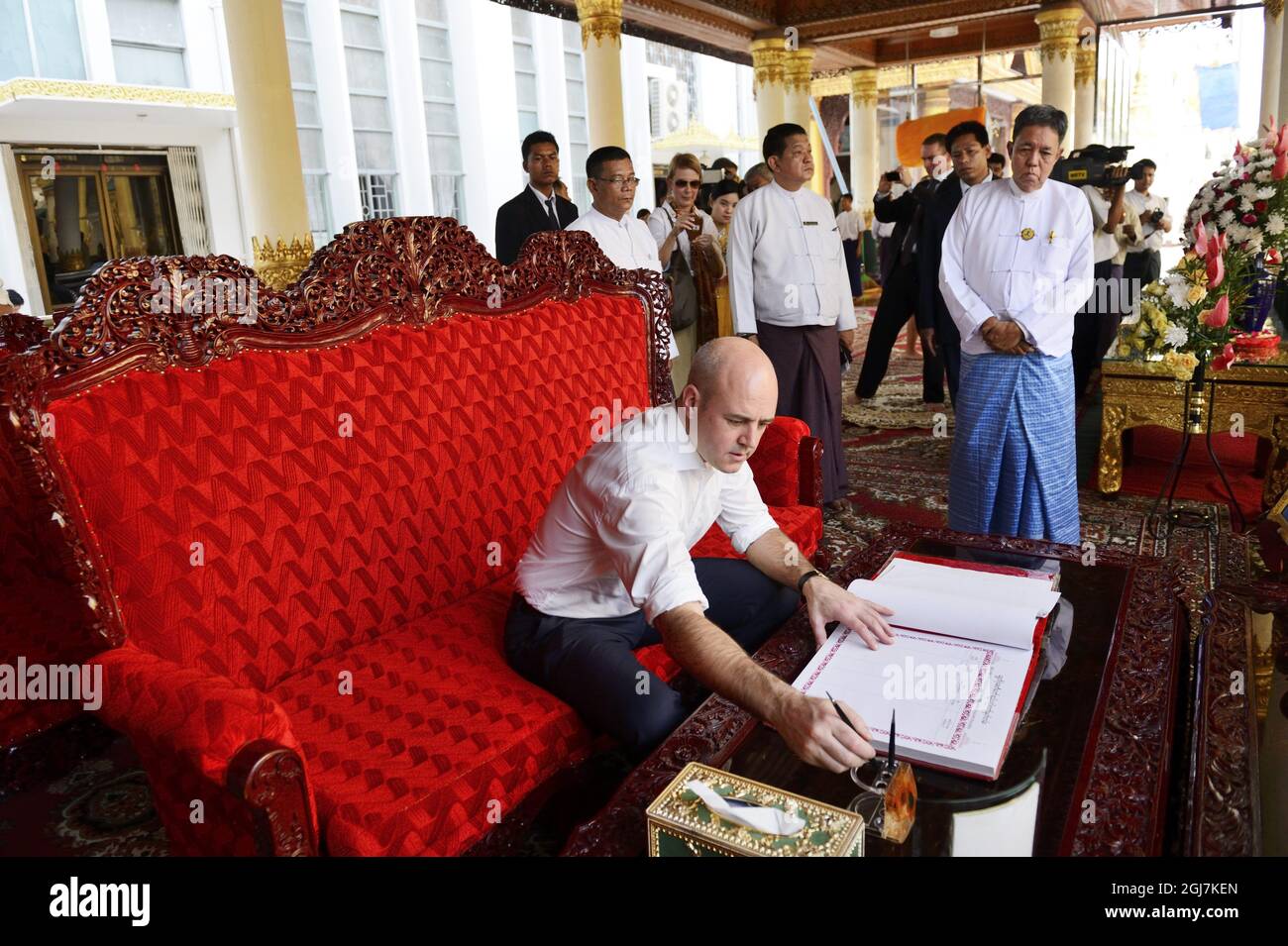 RANGÚN 20121113 El Primer Ministro sueco Fredrik Reinfeldt es visto durante su visita a la Pagoda Shwedagon en Rangún, Birmania, el 13 de noviembre de 2012. EL P.M sueco está en una visita oficial a Birmania. Foto: Henrik Montgomery / SCANPIX Kod: 10060 Foto de stock