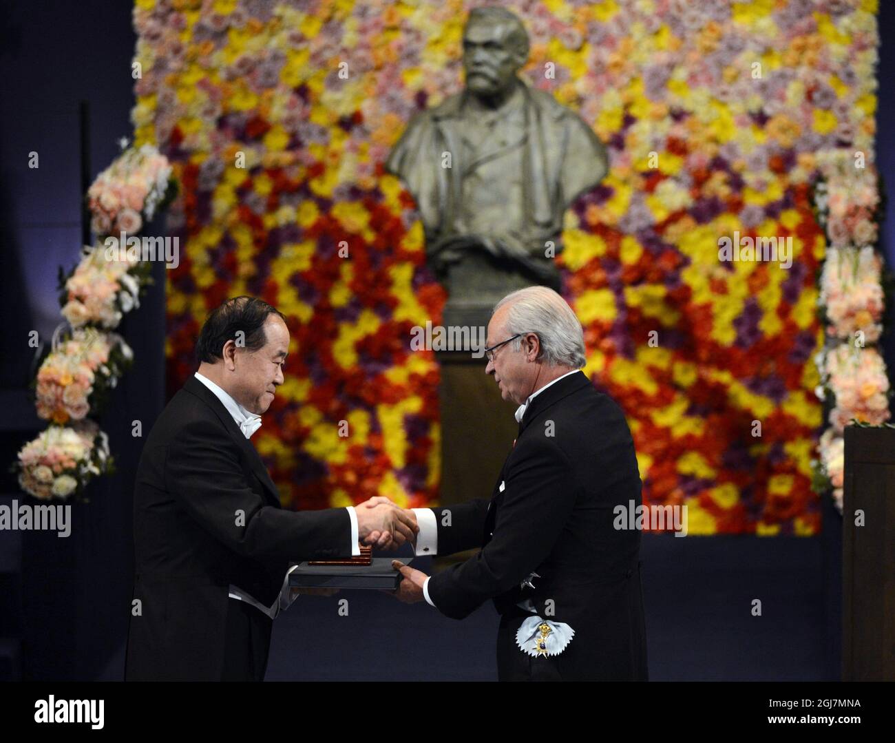 ESTOCOLMO 20121210 Mo Yan de China recibe el Premio Nobel de Literatura 2012 del Rey Carl Gustaf durante la Ceremonia del Premio Nobel en la Sala de Conciertos de Estocolmo Suecia, el 10 de diciembre de 2012. Foto Henrik Montgomery / SCANPIX kod 10060 Foto de stock