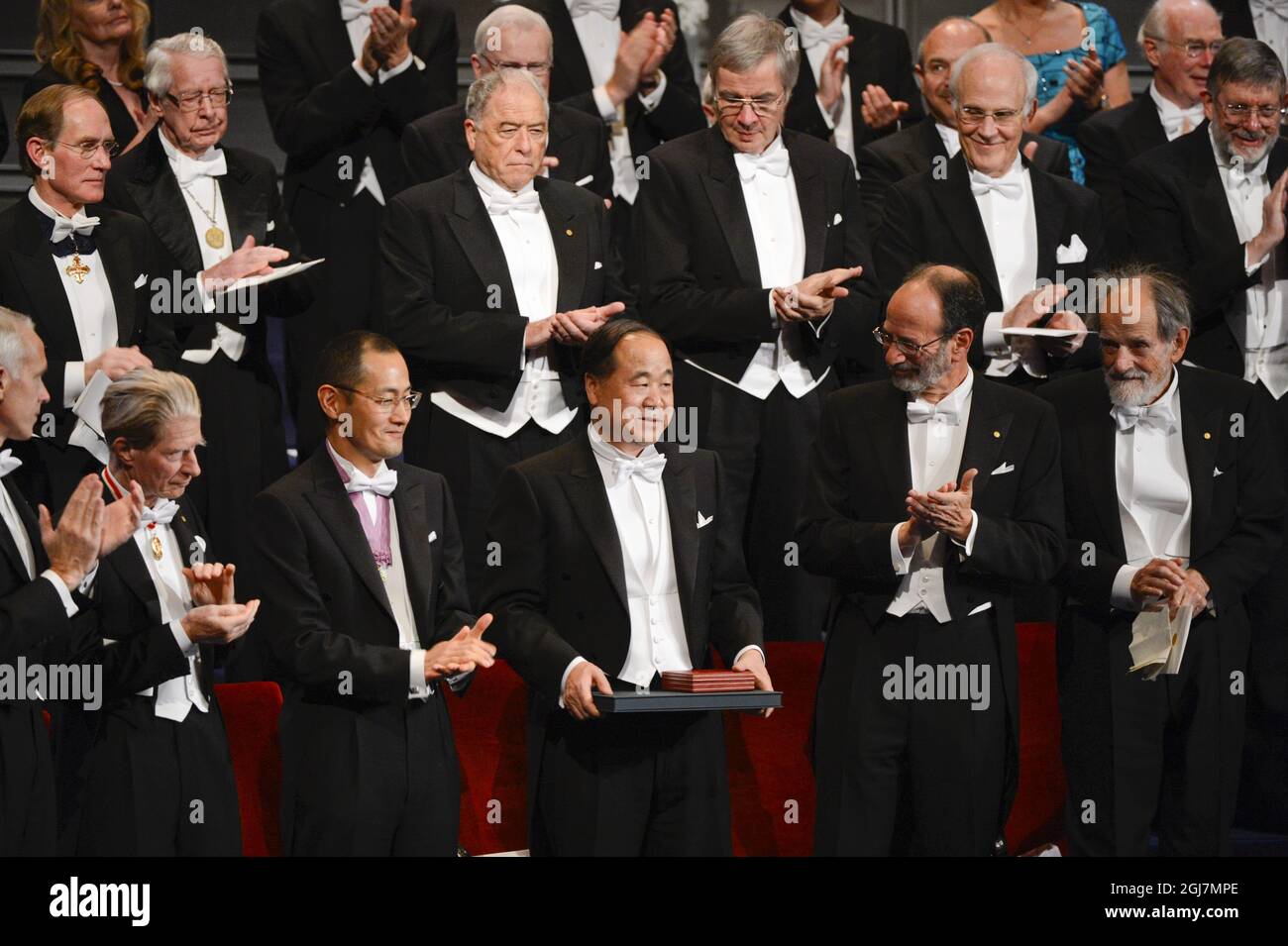 ESTOCOLMO 20121210 Mo Yan de China 8center) recibe el Premio Nobel de Literatura 2012 durante la Ceremonia de Premios Nobel en la Sala de Conciertos de Estocolmo Suecia, 10 de diciembre de 2012. Foto Henrik Montgomery / SCANPIX kod 10060 Foto de stock