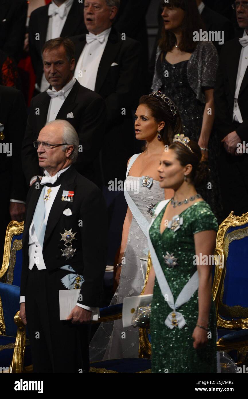 ESTOCOLMO 20121210 El Rey Carl Gustaf, la Princesa Madeleine y la Princesa Victoria de la Corona en la Ceremonia de Premios Nobel en la Sala de Conciertos de Estocolmo, 10 de diciembre de 2012. Foto Henrik Montgomery / SCANPIX kod 10060 Foto de stock