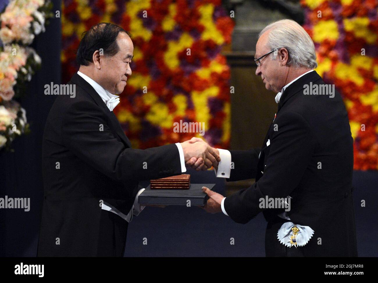 ESTOCOLMO 20121210 Mo Yan de China recibe el Premio Nobel de Literatura 2012 del Rey Carl Gustaf durante la Ceremonia del Premio Nobel en la Sala de Conciertos de Estocolmo Suecia, el 10 de diciembre de 2012. Foto Henrik Montgomery / SCANPIX kod 10060 Foto de stock