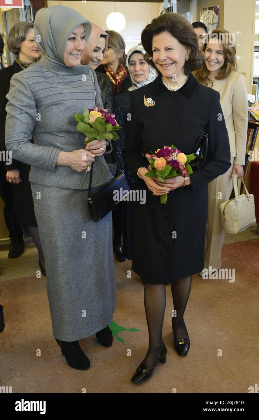 La esposa de la Primera Dama Hayrunnisa Gul, Presidenta de Turquía, y la Reina Silvia, de Suecia, son vistas durante una visita a la Biblioteca Pública de Estocolmo. SUECIA 12 de marzo de 2013. El Presidente Abdullah Gul realiza una visita estatal de tres días a Suecia. Foto de stock