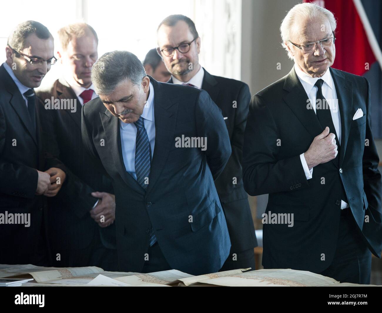 UPPSALA 20130313 El presidente turco Abdullah Gül y el rey Carl Gustaf de Suecia están examinando la colección de libros turcos disponible en la biblioteca de la Universidad de Uppsala durante la visita a Uppsala en relación con la visita del estado turco a Suecia. Foto: Pontus Lundahl / SCANPIX / kod 10050 Foto de stock