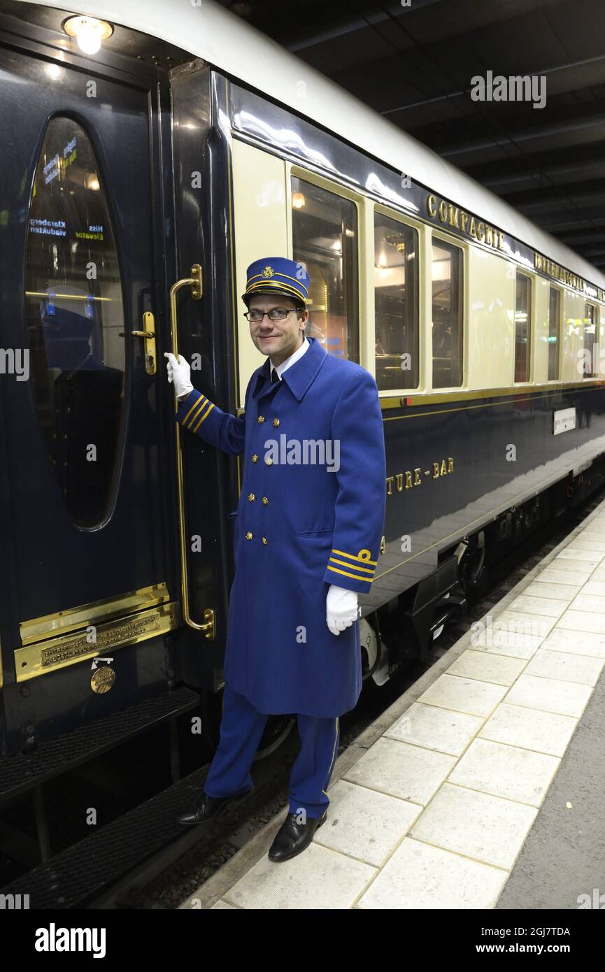 El tren Orient Express se ve en la Estación Central de Estocolmo, Suecia, 11 de abril de 2013. El viaje comenzó en Venecia y es la primera vez que el famoso tren visita Estocolmo. Foto de stock