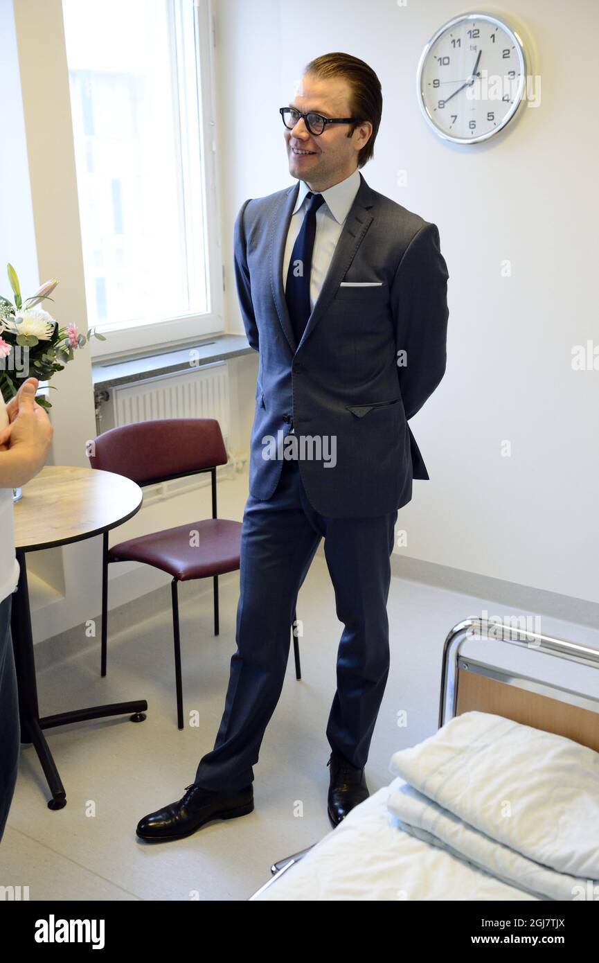 El Príncipe Daniel visita la clínica de cirugía de trasplante del Hospital Universitario Karolinska en el hospital Huddinge el martes 16 de abril de 2013. Foto de stock