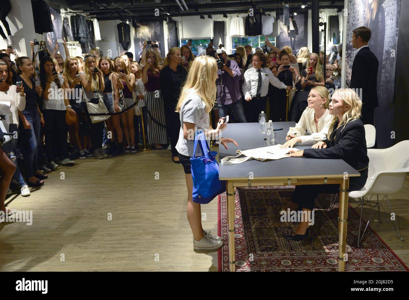 ESTOCOLMO 20130808 Las actrices y empresarios estadounidenses Olsen gemelos están en Estocolmo para promover su cooperación con la marca de ropa Bik Bok. A la izquierda Mary-Kate Olsen y a la derecha Ashley Olsen firmando autógrafos. Foto: Henrik Montgomery / SCANPIX / kod: 10060 Foto de stock