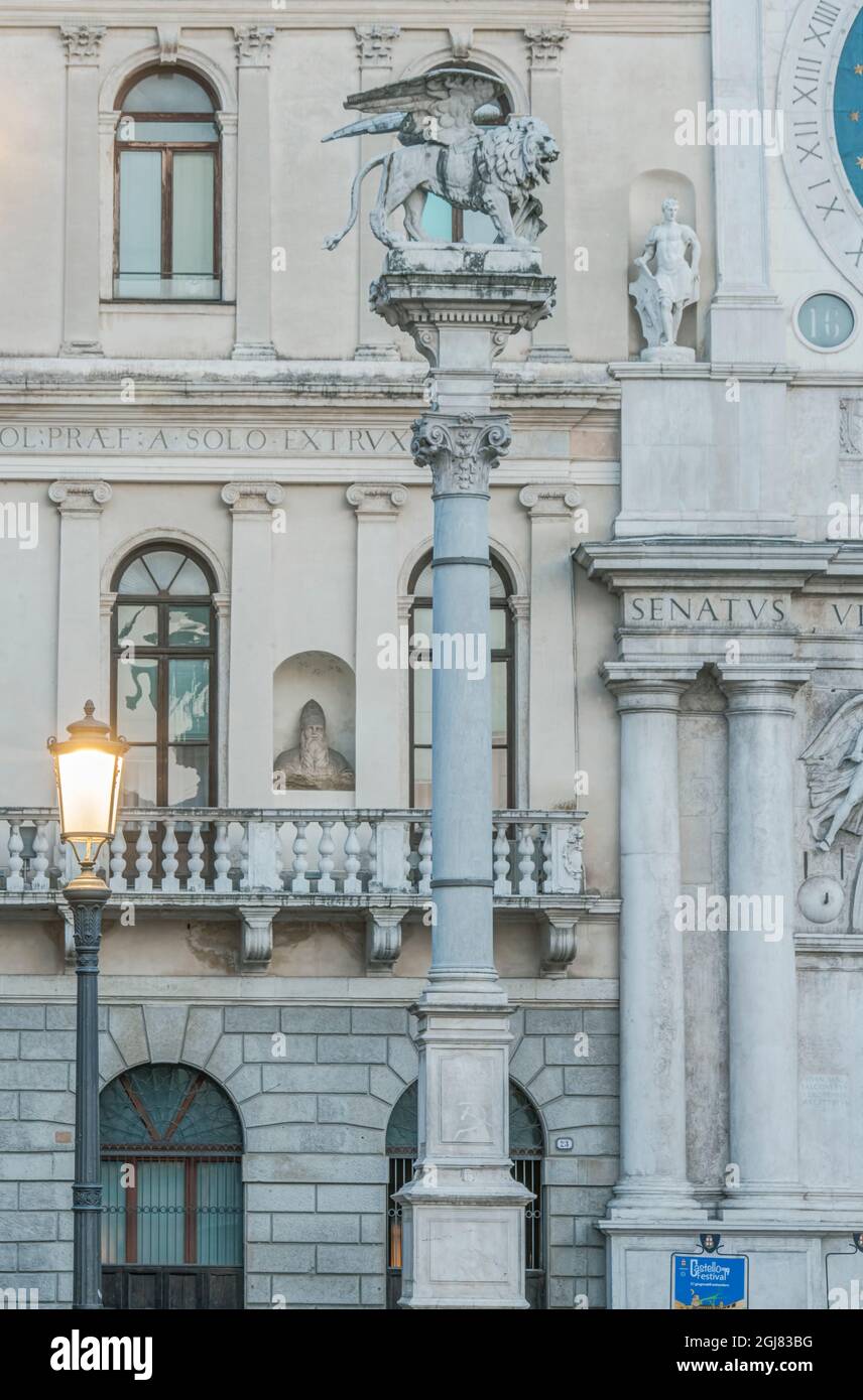 Italia, Padua, Piazza dei Signori, columna con el León de San Marcos. En la época medieval, Padua se convirtió en parte de la República Veneciana y esta columna simboliza Foto de stock