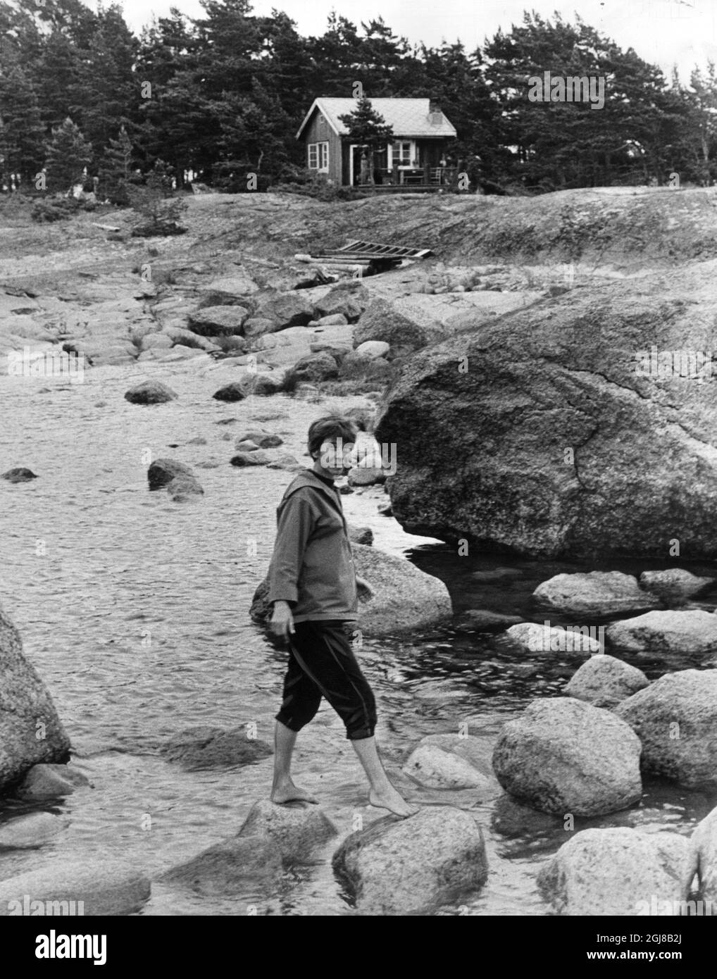 BREDSKAR (ARCHIVO 13 JULI 1961) -escritora e ilustradora finlandesa Tove Jansson (9 de agosto de 1914 Â– 27 de junio de 2001), madre de los libros infantiles más famosos del mundo sobre los Moomintrolls. Este año, 2014, Tove Jansson habría cumplido 100 años. La foto muestra a Tove Jansson el verano de 1961 en la pequeña isla de Bredskar en el Golfo de Finlandia donde tenía casas de la severla. Foto: Alf Lidman código 190 Foto de stock
