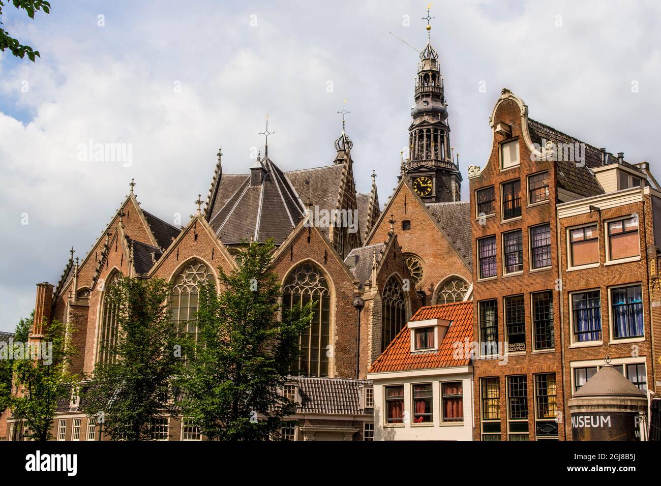 La iglesia Oude Kerk más antigua de Amsterdam, holanda, Países Bajos Fotografía de stock - Alamy La iglesia Oude Kerk más antigua de Amsterdam, holanda, Países Bajos Fotografía de stock - Alamy