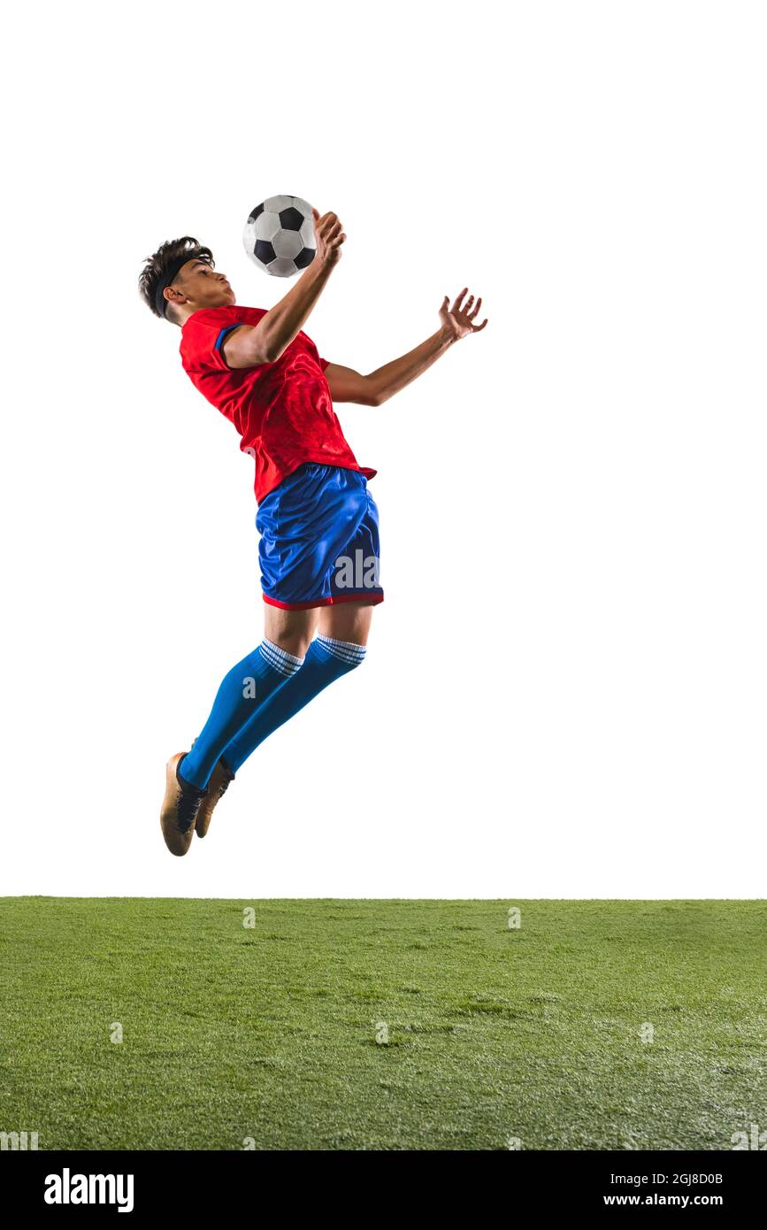 Retrato completo del jugador masculino de fútbol americano de la bola despeje con el pecho en un en el fondo blanco del suelo del césped Fotografía de stock -