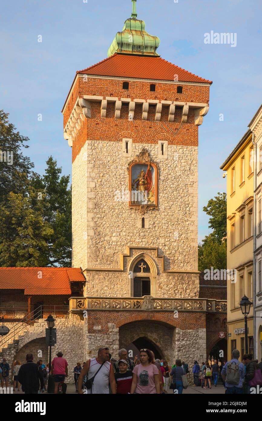 La Puerta de San Florián es una de las Torres Góticas Polacas más  conocidas, construida en el siglo 14th en el casco antiguo de Cracovia  Fotografía de stock - Alamy
