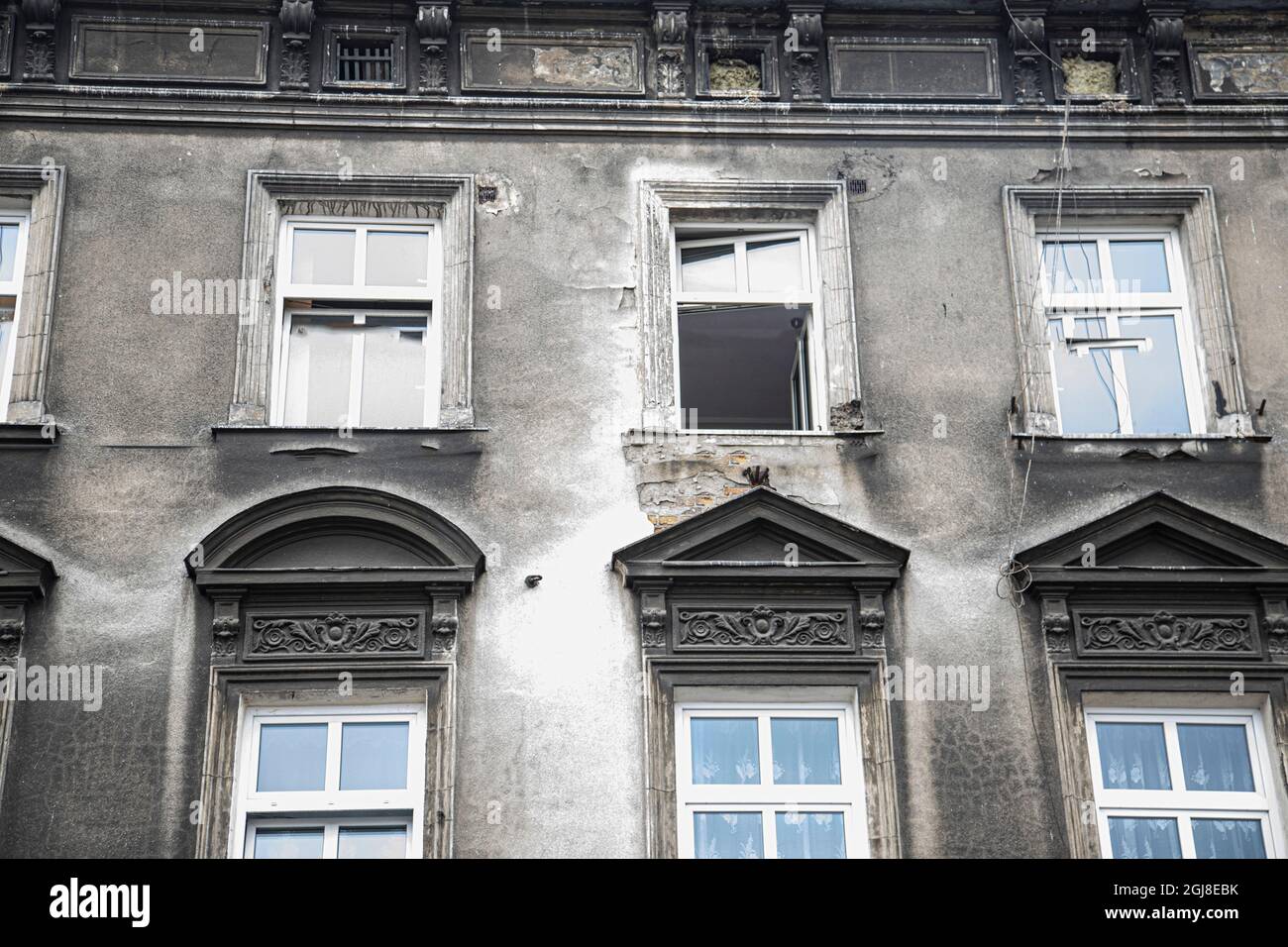 Uno de los pocos edificios restantes que albergó el gueto de Cracovia durante la Segunda Guerra Mundial Foto de stock