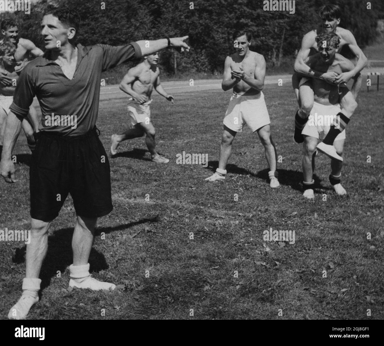 ESTOCOLMO 1948-06-30 Landslagstranaren i fotboll George Raynor med 'Morgondagens man'. El entrenador del equipo nacional George Raynor durante una sesión de entrenamiento con jugadores 'tomorrows'. George Raynor (1907-1985), futbolista inglés y gerente. Fue el entrenador del equipo nacional de fútbol de Suecia durante los años 1940 y 1950. Los llevó al oro olímpico en 1948 y al bronce olímpico en 1952. En la Copa del Mundo, logró llevar a Suecia a un bronce en 1950 y plata en 1958. Foto: EXPRESSEN / SCANPIX kod 192 ** AFTONBLADET OUT** Foto de stock