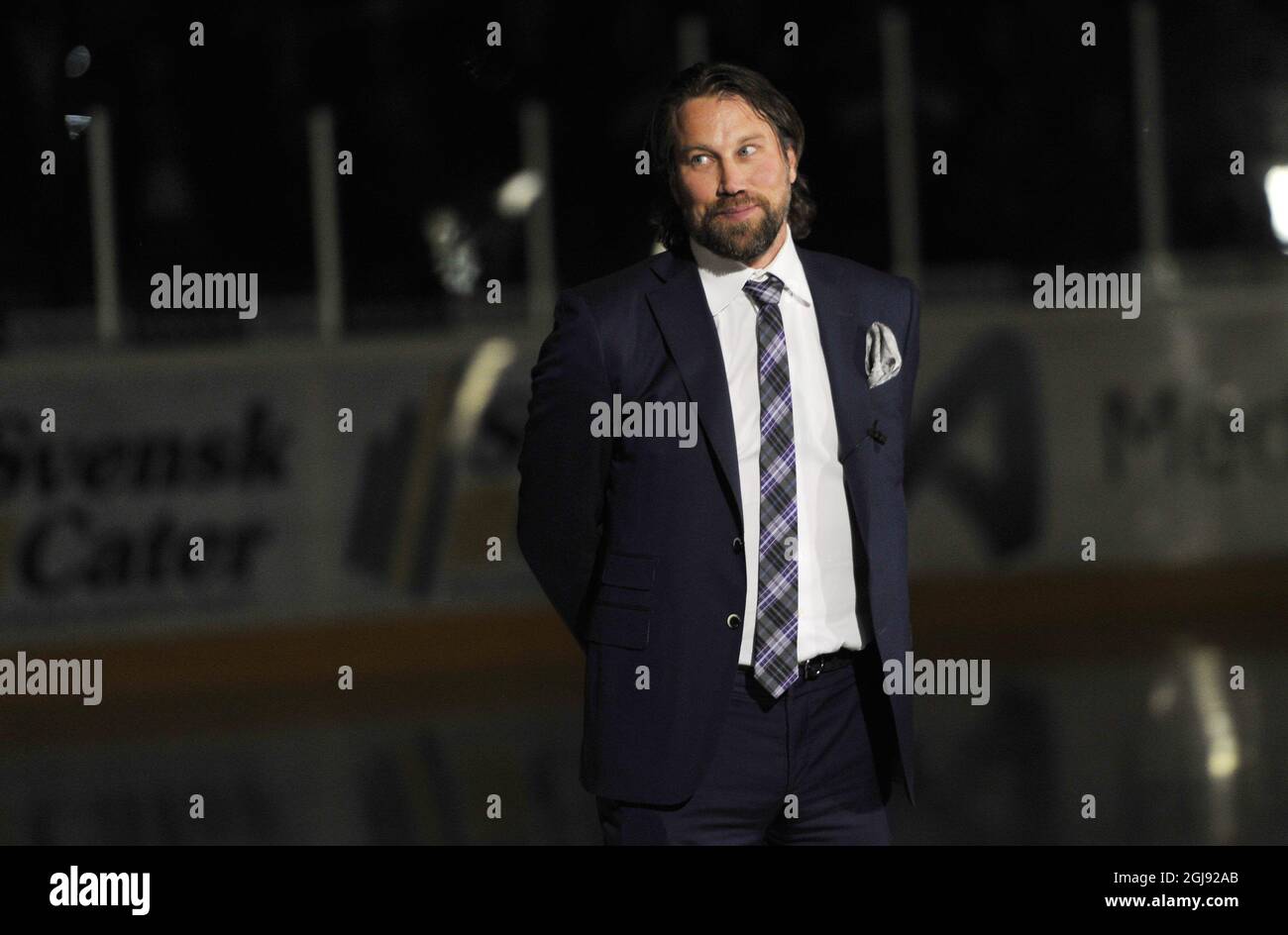 ORNSKOLDSVIK 2015-02-26 Peter Foppa Forsberg mira cuando su equipo de Modo número 21 se eleva al techo antes del partido de la Liga de Hockey Sueca MODO Hockey vs Frolunda en el estadio de hockey sobre hielo Fjallraven Center en Ornskoldsvik, Suecia, 26 de febrero de 2015. Foto: Hakan Nordstrom / TT / Código 10910 Foto de stock