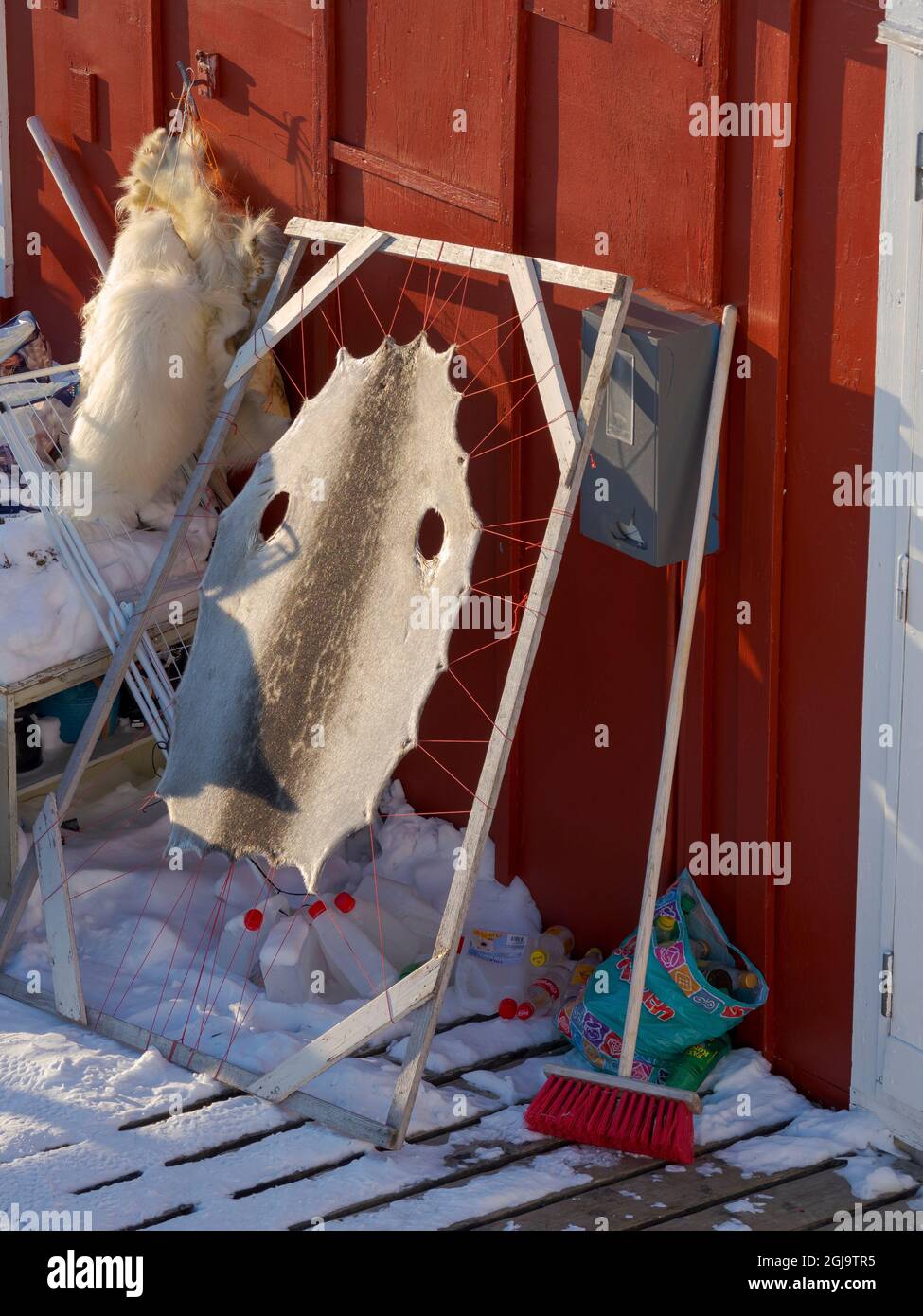 Selle la piel. Invierno en la ciudad de Upernavik, al norte de Groenlandia, a orillas de la bahía de Baffin. Dinamarca, Groenlandia. (Sólo para uso editorial) Foto de stock