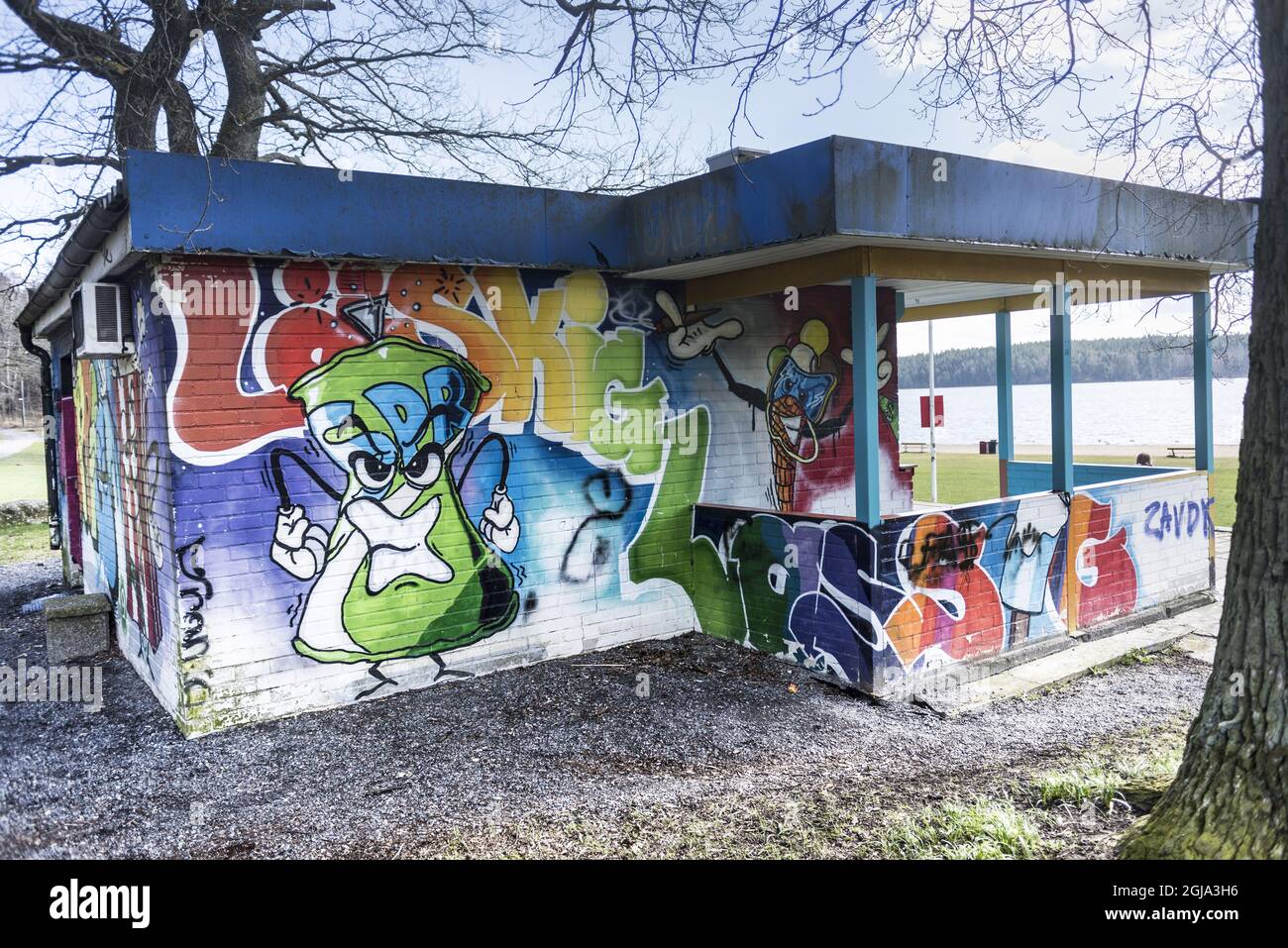 HASSELBY 2016-04-17 graffiti, vandalismo, pintura, arte, casa, buildning Foto Henrik Holmberg / TT Kod 96 Foto de stock