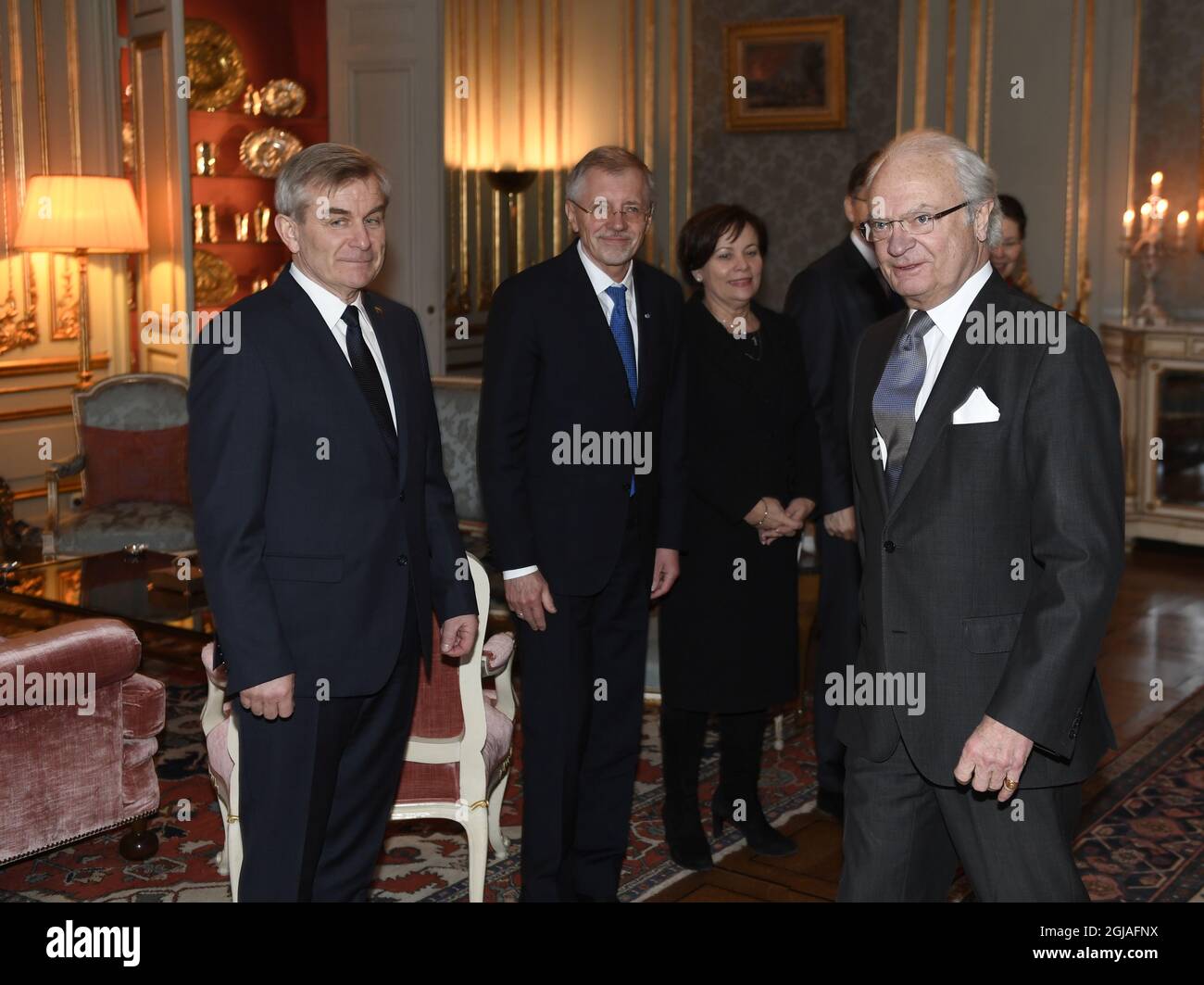 ESTOCOLMO 2017-01-27 El Rey Carl Gustaf se reunió con el Presidente del Parlamento lituano, Viktoras Pranckietis, durante una audiencia en el Palacio Real de Suecia, el 27 de enero de 2016. Foto: Pontus Lundahl / TT / KOD 10050 Foto de stock