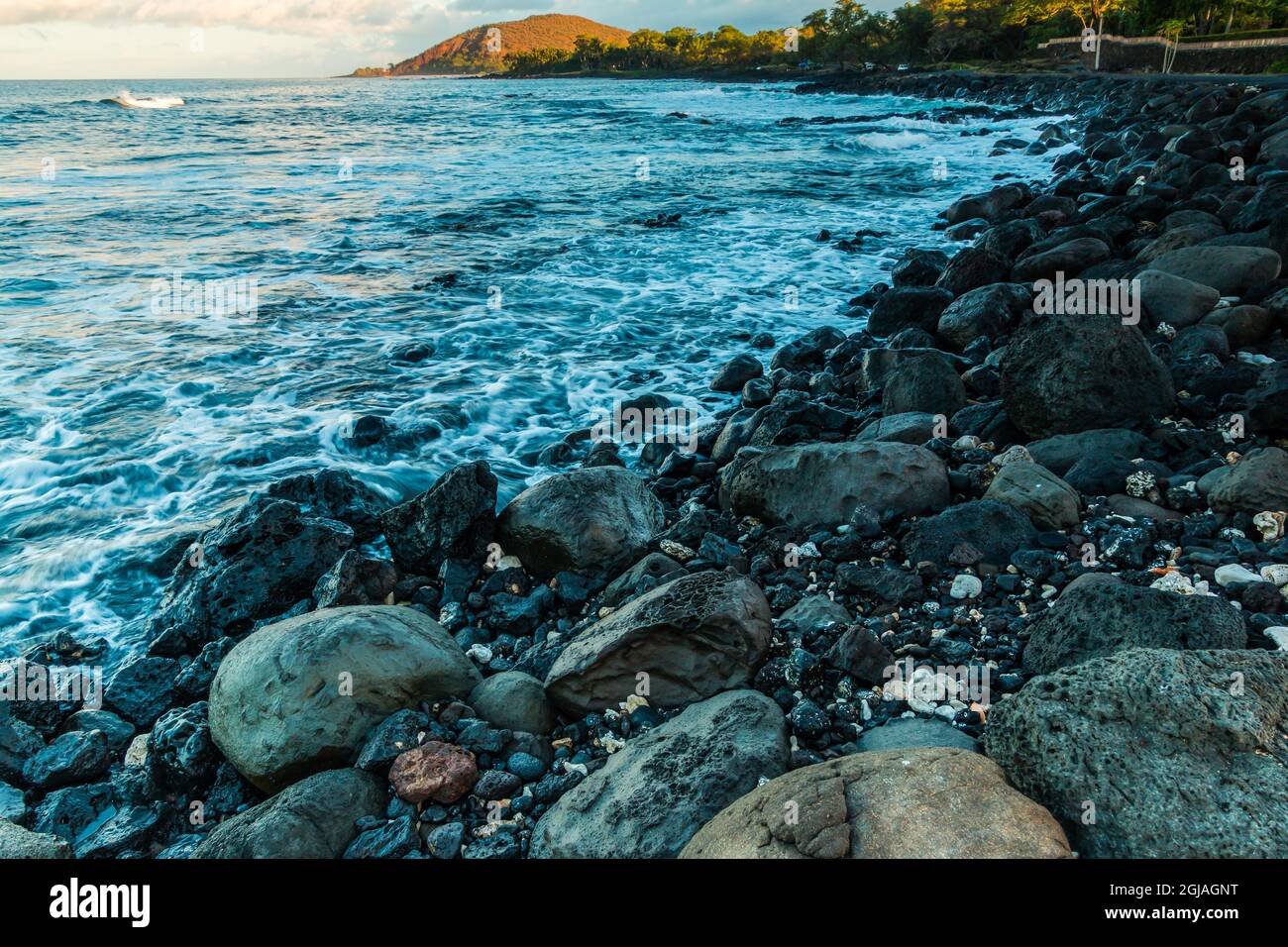 Pu„u Ōlaʻi Cinder Cone y Makena Beach, Maui, Hawaii, Estados Unidos Foto de stock