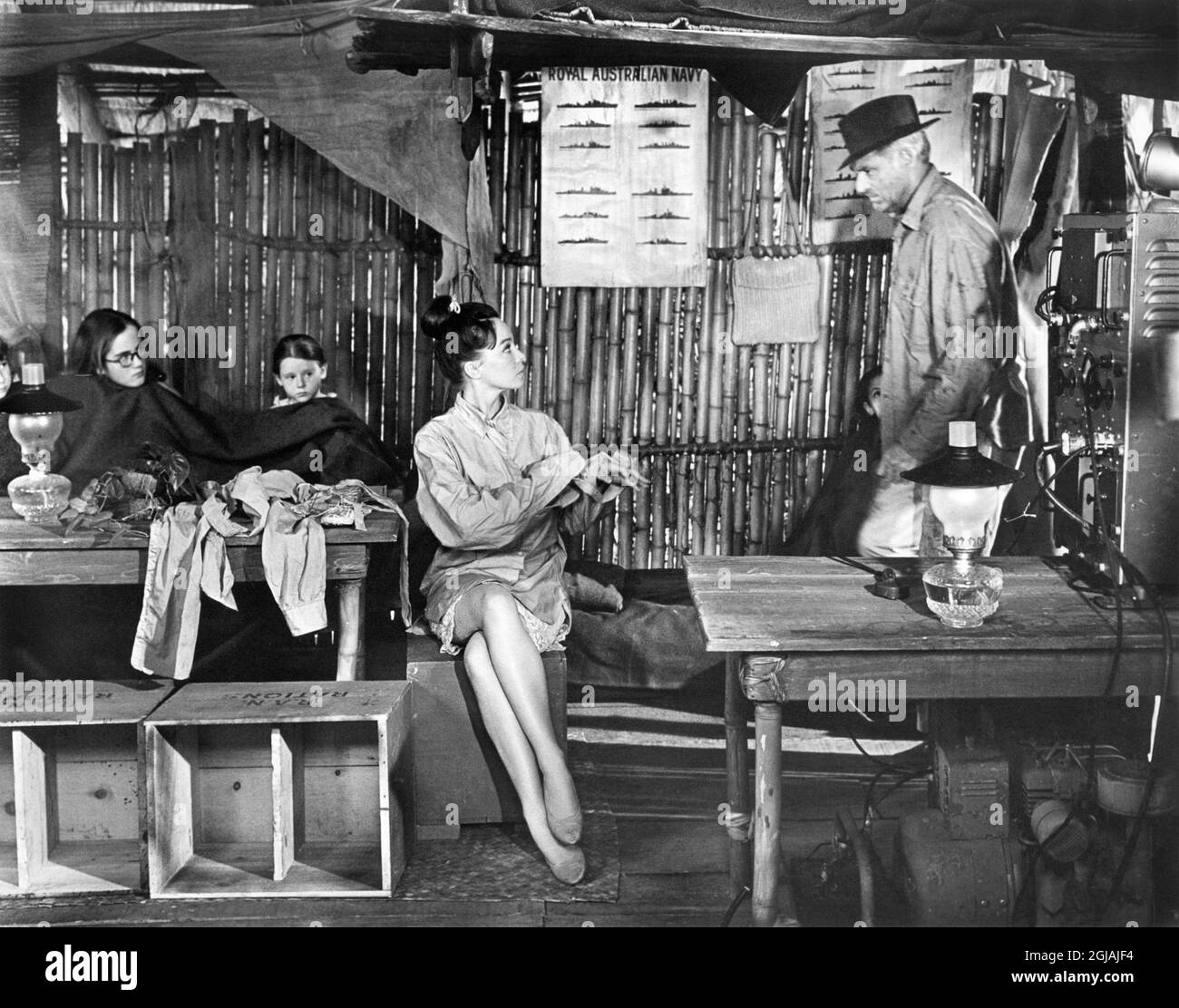 Stephanie Barrington, Leslie Caron, Cary Grant, en el set de la película, 'Father Goose', Universal Pictures, 1964 Foto de stock