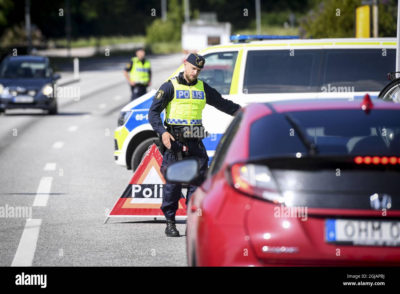 NORJE 20170607 Oficiales de la policía armada en el primer día del 'Festival de Rock de Suecia' en Norje Suecia el miércoles. Debido a los recientes ataques terroristas la seguridad es más estricta este año Foto: Fredrik Sandberg / TT / KOD 10080 swedenrock2017 Foto de stock