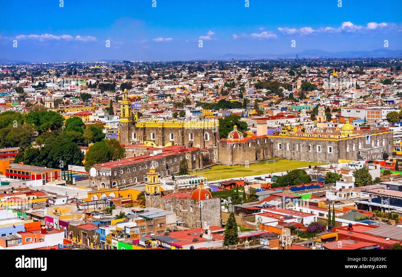 Iglesia colorida Iglesia Ciudad, Cholula, Puebla, México. Iglesia construida en 1500 y 1600. Cholula tenía 365 iglesias con población muy pequeña Fotografía de stock - Alamy Iglesia colorida Iglesia Ciudad, Cholula, Puebla, México. Iglesia construida en 1500 y 1600. Cholula tenía 365 iglesias con población muy pequeña Fotografía de stock - Alamy
