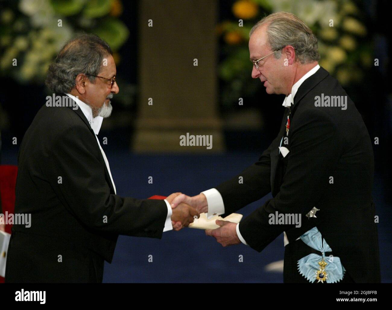 STO01 - 20011210 - ESTOCOLMO, SUECIA : V.S. Naipaul recibe el Premio Nobel de literatura del rey Carl Gustaf. Foto Henrik Montgomery / TT / código 1066 Foto de stock