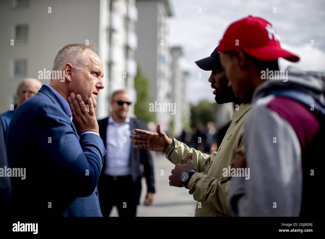 Jonas Sjostedt (L), líder sueco del Partido de Izquierda, se reúne con los votantes durante una visita de campaña electoral a Gotemburgo, Suecia, el 01 de septiembre de 2018. Las elecciones generales se celebrarán en Suecia el 09 de septiembre. Foto Adam IHSE / TT / código 9200 Foto de stock