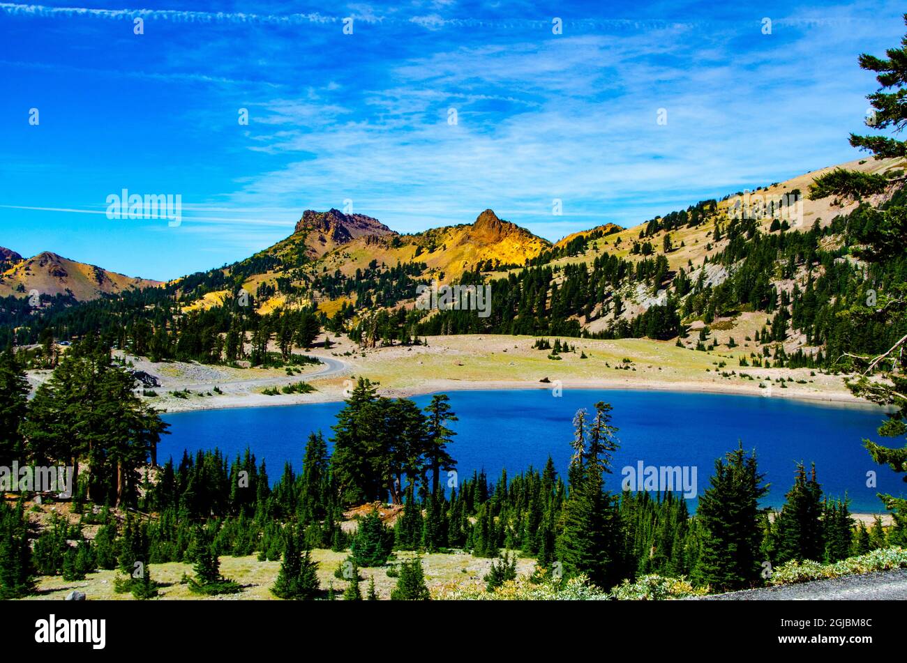 EE.UU., California. Parque Nacional Volcánico Lassen, Lago Helen enmarcado por las Montañas Brokeoff y Diller y Piloto Pinnacle y Diamond Peak Foto de stock