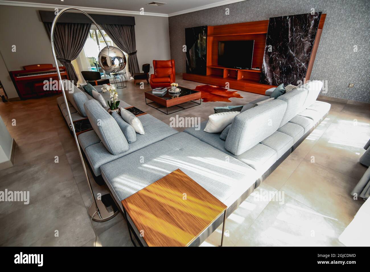 rescate Haiku Triplicar DOHA, QATAR - 07 de octubre de 2018: El elegante interior de la sala de  estar del moderno apartamento y muebles de moda en Doha Qatar Fotografía de  stock - Alamy
