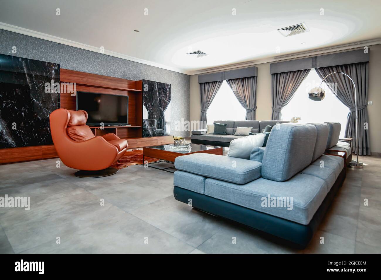 DOHA, QATAR - 07 de de 2018: El elegante interior de la sala de estar del apartamento y muebles de moda en Doha Qatar Fotografía de - Alamy