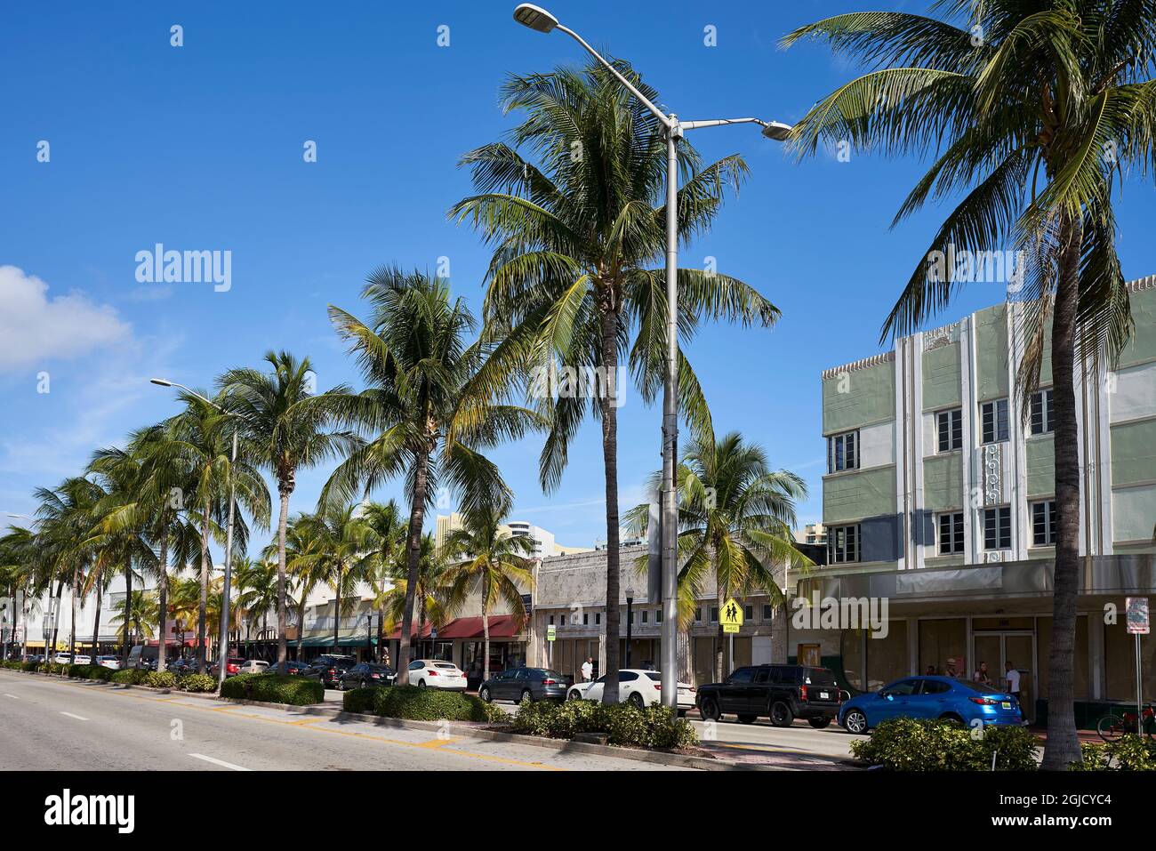 Estados Unidos, Florida, Miami, Miami Beach. Una vista al norte de Washington Ave. El distrito Art Deco en Miami Beach es la colección más grande de arquitecto Art Deco Foto de stock