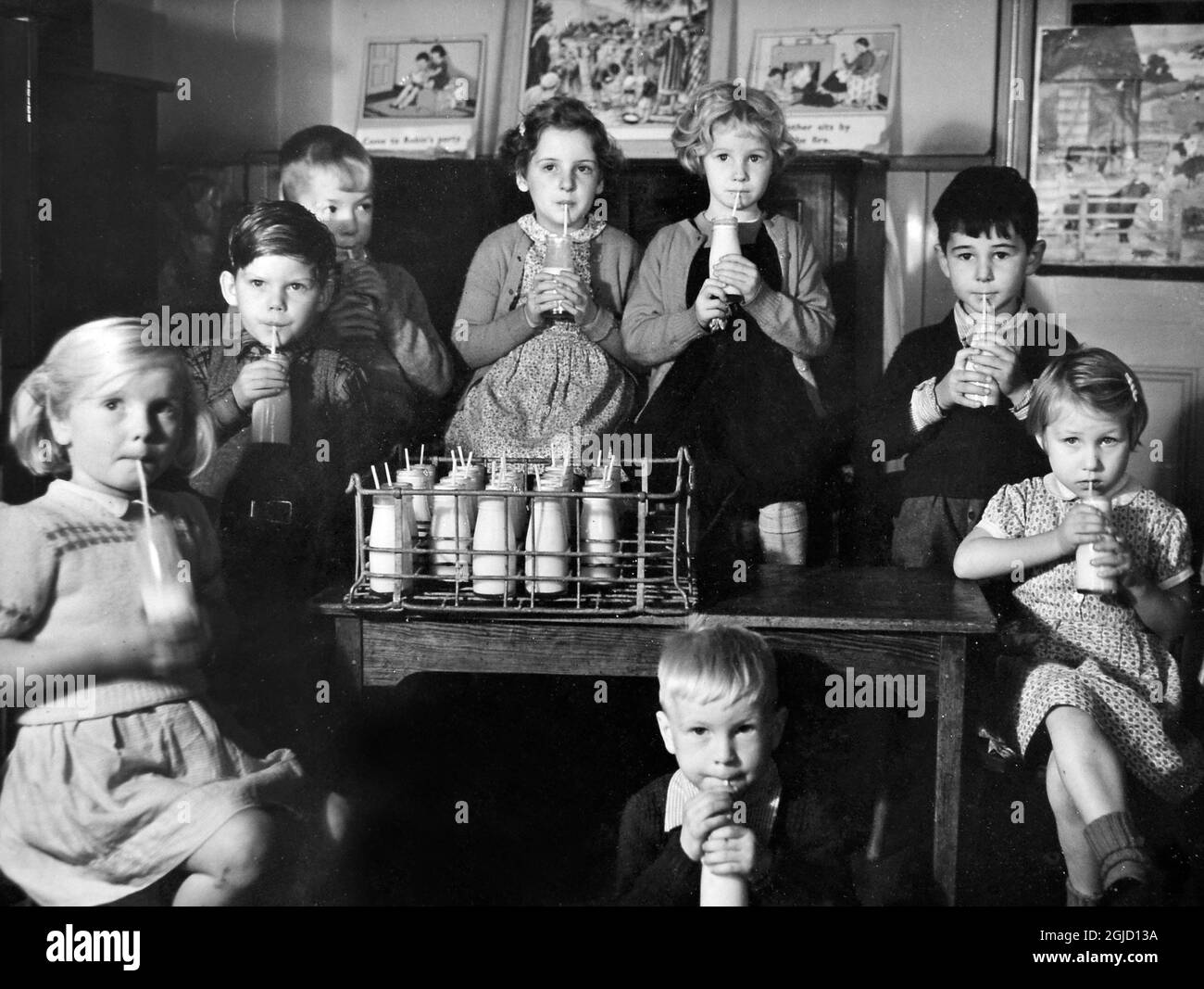 Niños escolares que beben leche escolar gratuita Gran Bretaña 1955 Foto de stock