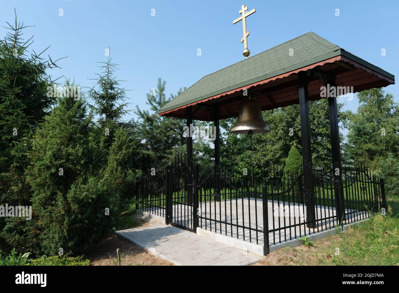Odrynki, Polonia - 12 de julio de 2021: Ermita ortodoxa situada en una islote entre los canales. Tranquilidad y paz para esta comunidad cerca de Narew. Foto de stock