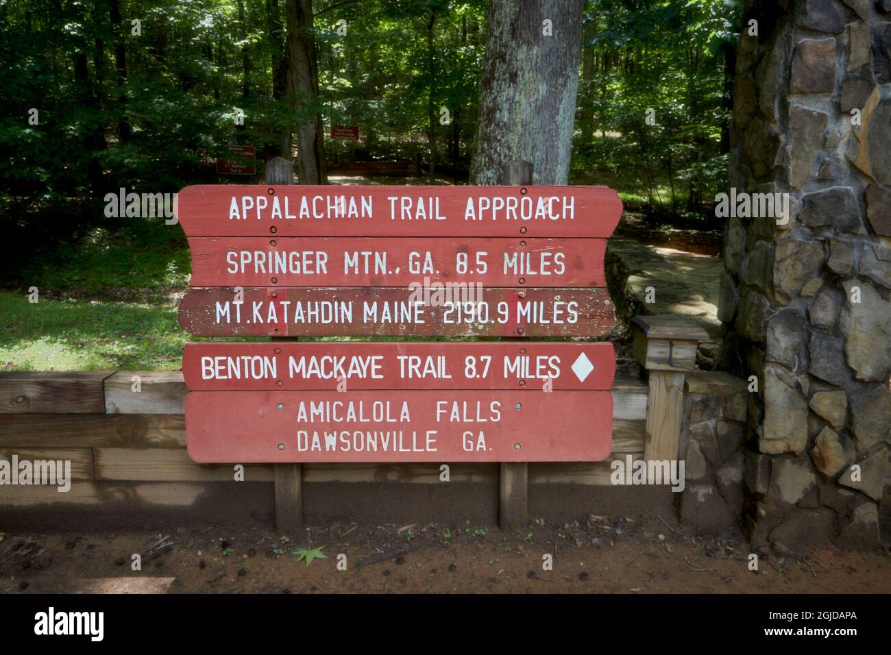 Estados Unidos, Georgia, Dawsonville, Parque Estatal Amicalola. El sendero Appalachian es un sendero escénico nacional de 2.200 millas desde Springer Mountain, Georgia, hasta el Monte Foto de stock