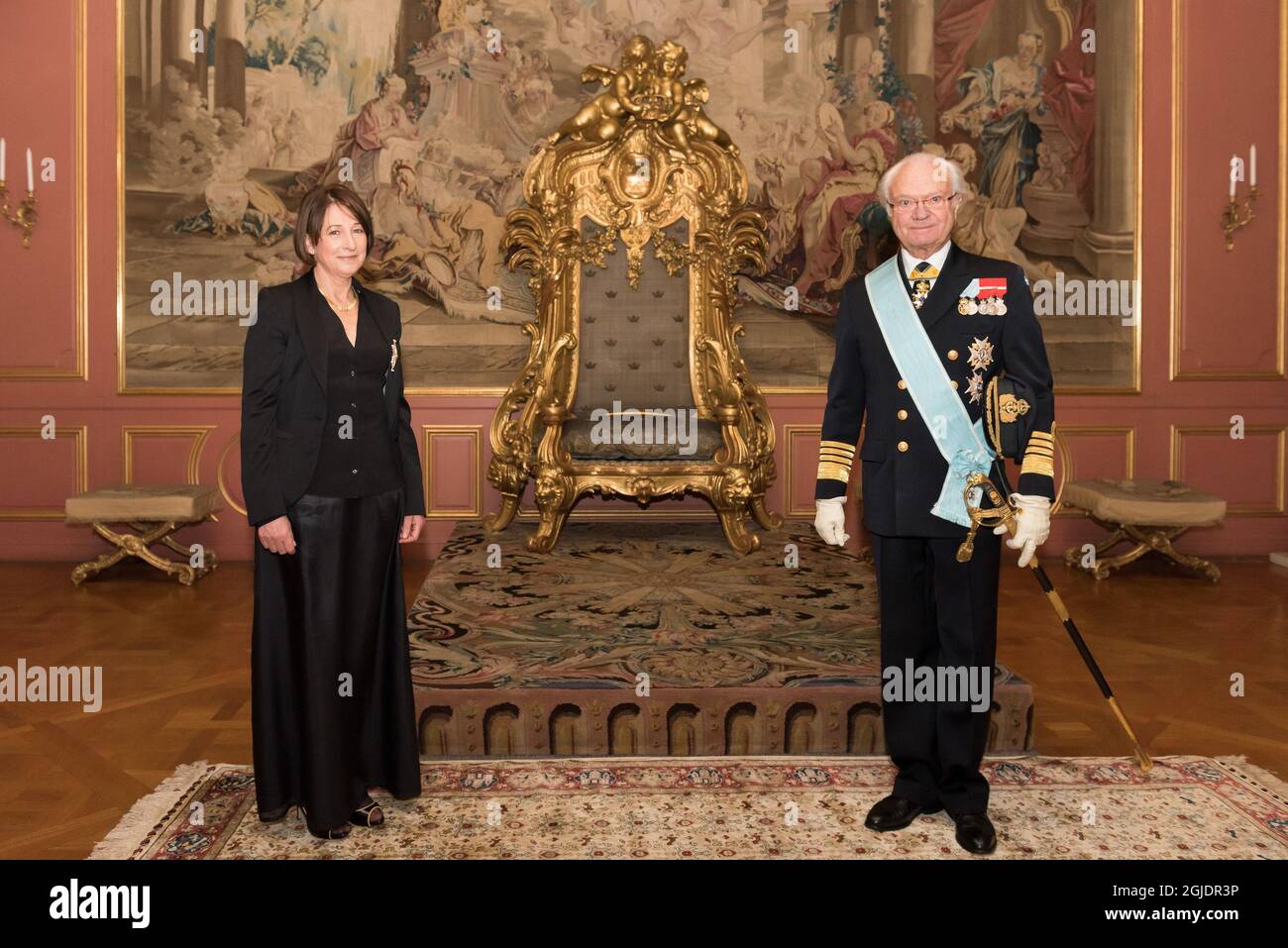 ESTOCOLMO 20201109 Cristina Latorre Sancho, la nueva Embajadora de España  en Suecia, durante una audiencia con el Rey Carl XVI Gustaf en el Palacio  Real de Estocolmo. Foto: Sanna Argus TirÃ/The Royal