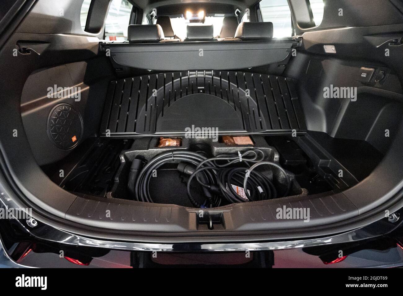 Toyota RAV4 Plug-in Híbrido AWD-i fotografiado en relación con una  proyección de prensa en Kastrup. Cables de carga en el maletero/maletero.  Foto: Johan Nilsson / TT / código 50090 Fotografía de stock -