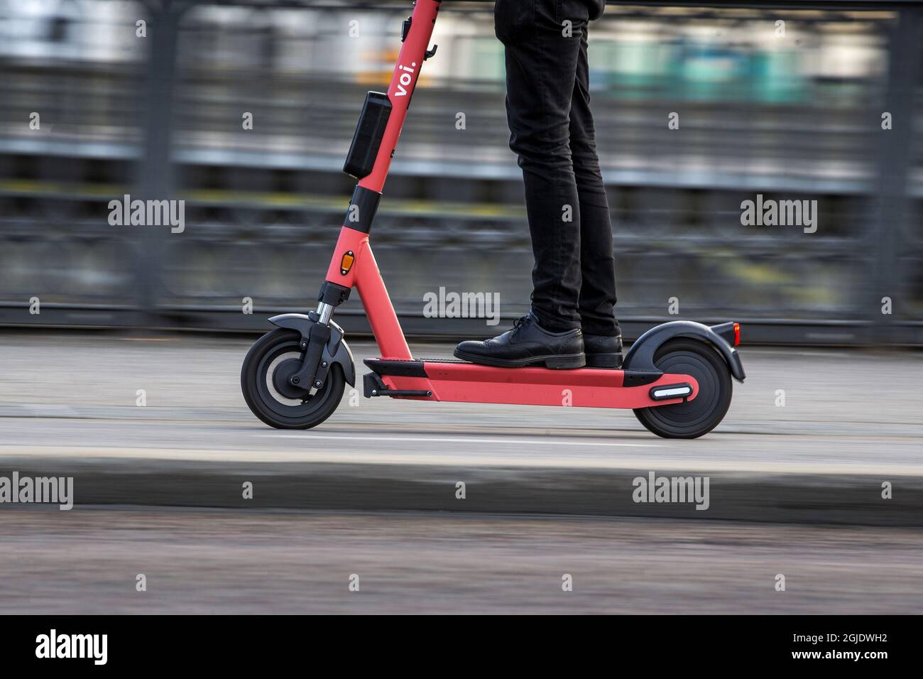 Hombre en un scooter eléctrico Foto: Magnus Andersson/TT código 11930  Fotografía de stock - Alamy