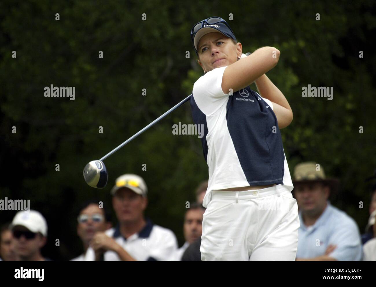 Annika Sorenstam, de Suecia, hace pivotar a su piloto en el tee de 11th en la ronda de apertura del torneo de golf Colonial PGA Foto de stock