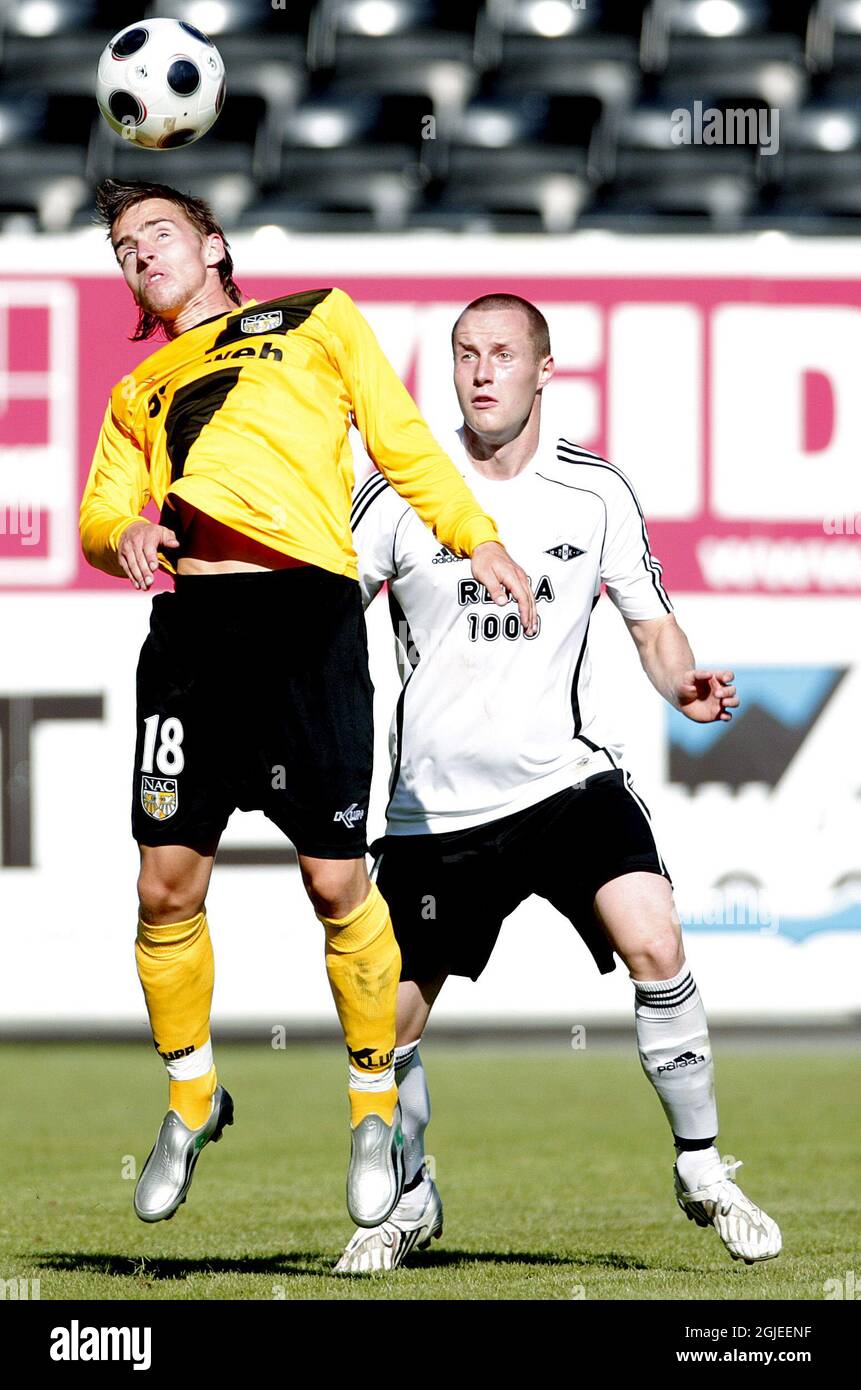 Fredrik Stoor de Rosenborg y Donny Gorter de NAC Breda durante el partido de la copa de Intertoto 3 Rosenborg (Noruega) - NAC Breda (Holanda). Rosenborg derrotó a NAC Breda con 2-0. Foto de stock