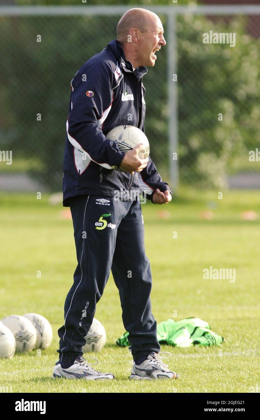 El entrenador noruego Nils Johan Semb grita instrucciones a sus jugadores Foto de stock