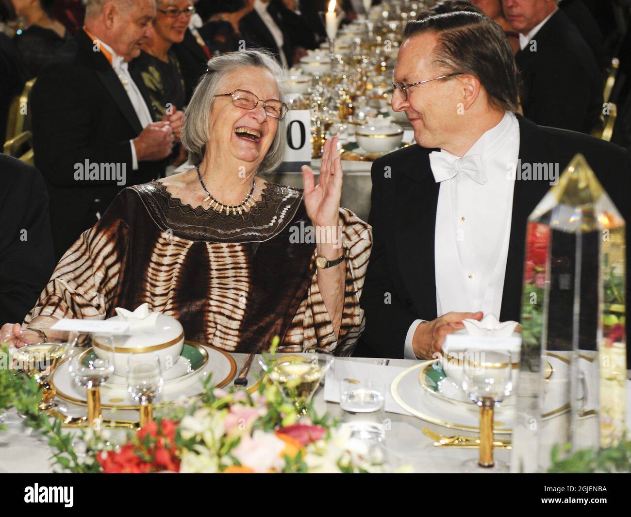 Premio Nobel de Ciencias Económicas El Profesor Elinor Ostrom se ríe con el Premio Nobel de Fisiología o el Profesor de Medicina Jack W. Szostak durante el banquete Nobel en el Ayuntamiento de Estocolmo Foto de stock