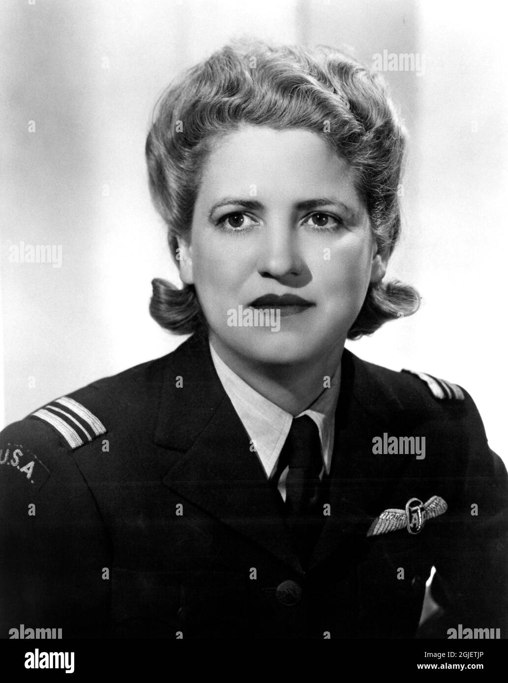 Retrato de la pionera de aviación estadounidense Jacqueline Cochran (1906-1980) en el uniforme auxiliar de transporte aéreo, 1942. Foto de stock