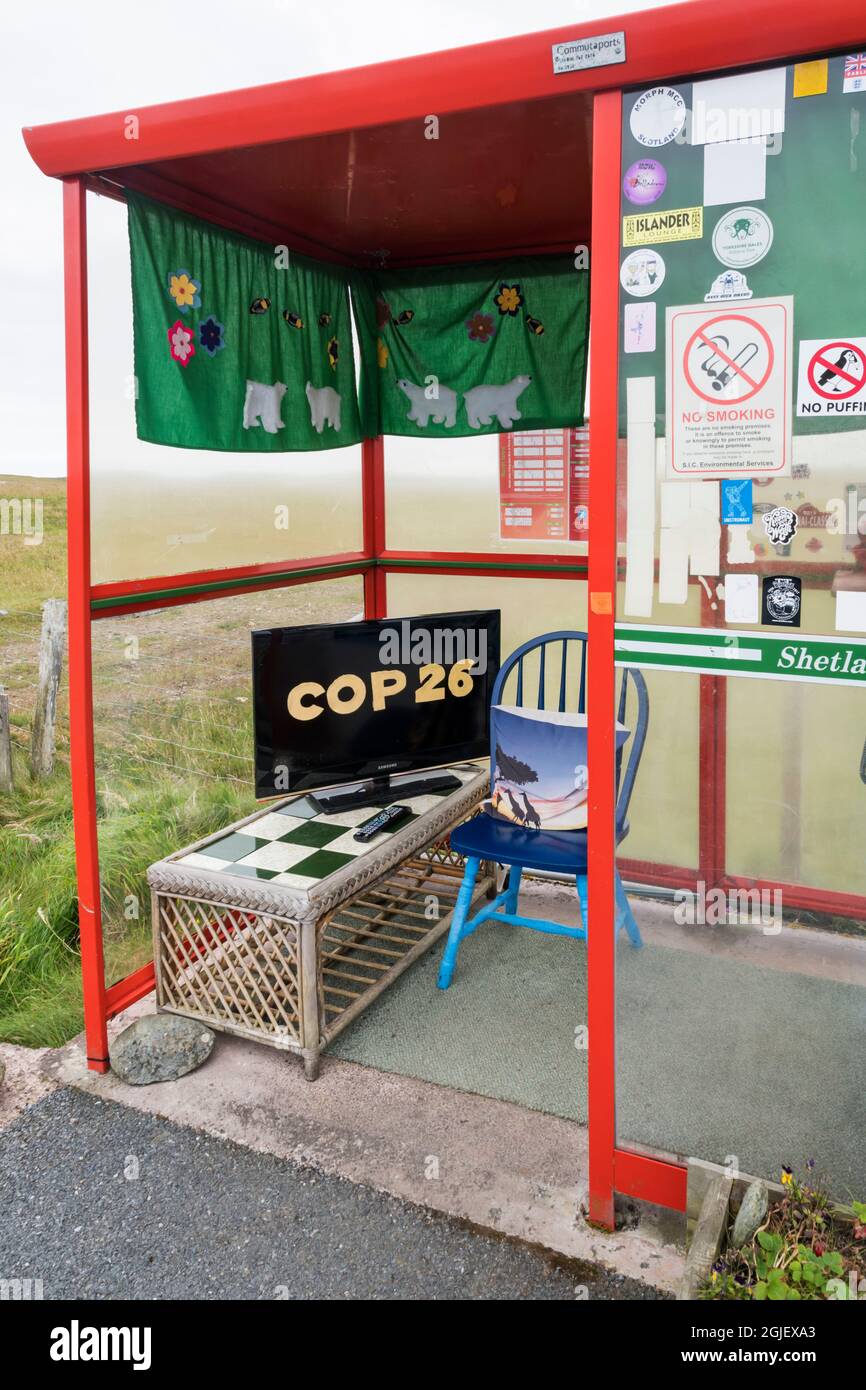 La famosa parada de autobús Unst está decorada para celebrar la COP 26, la Conferencia de las Naciones Unidas sobre el Cambio Climático de 2021, que se celebrará en Glasgow. Foto de stock