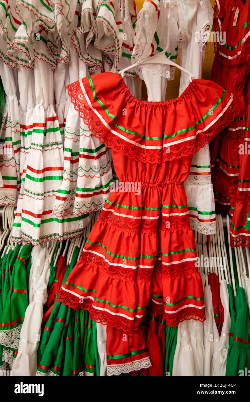 sal Satisfacer Planta de semillero Vestidos mexicanos fotografías e imágenes de alta resolución - Alamy