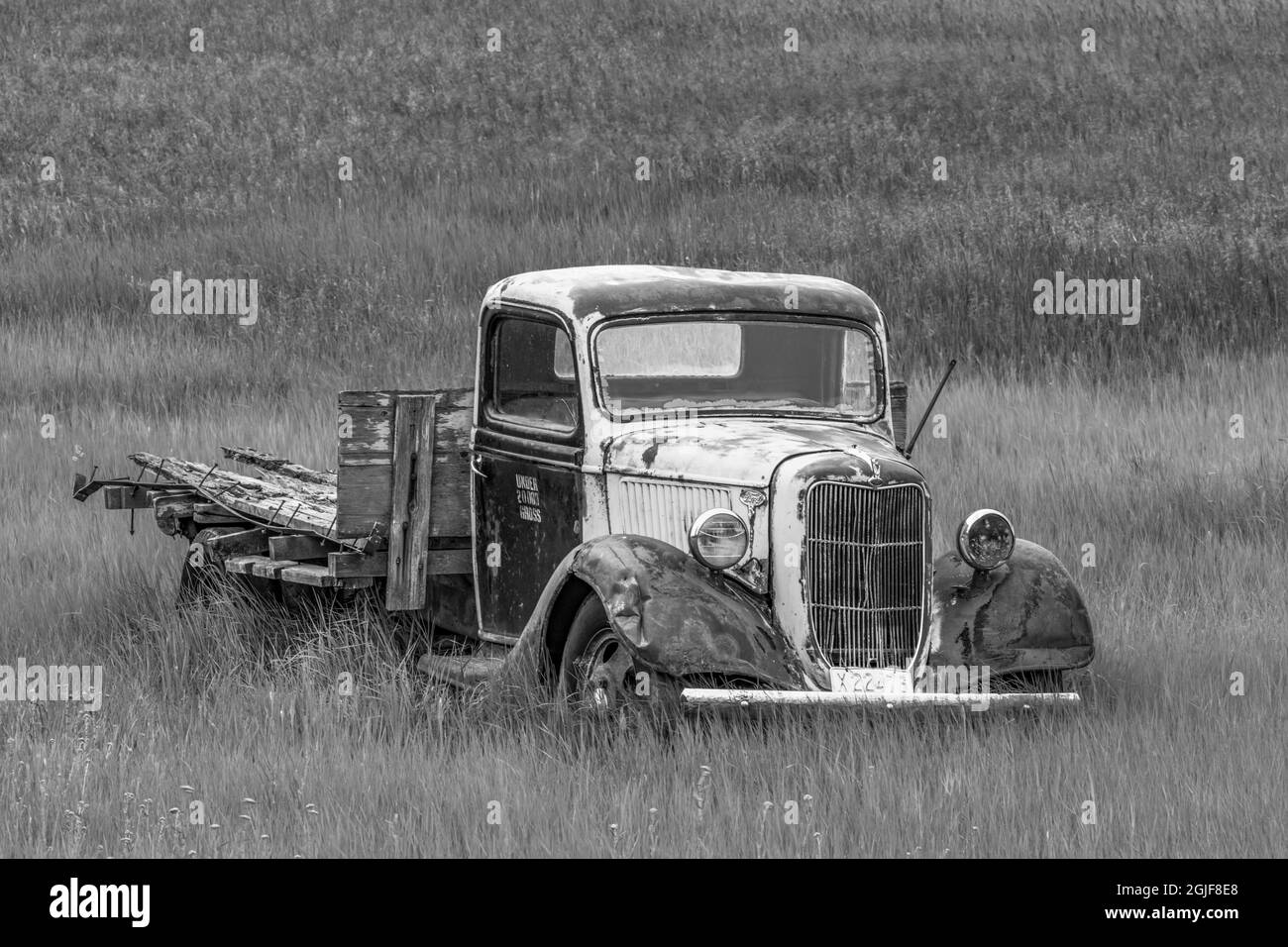 Vista del viejo camión oxidado abandonado en campo de granja, región Palouse en el este de Washington. (Sólo para uso editorial) Foto de stock