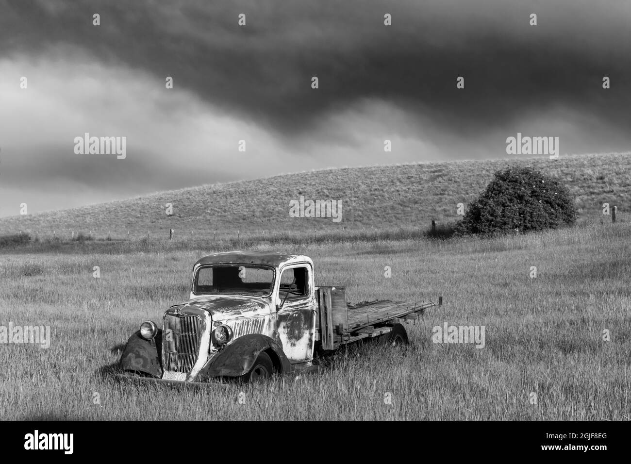 Vista del viejo camión oxidado abandonado en campo de granja, región Palouse en el este de Washington. (Sólo para uso editorial) Foto de stock