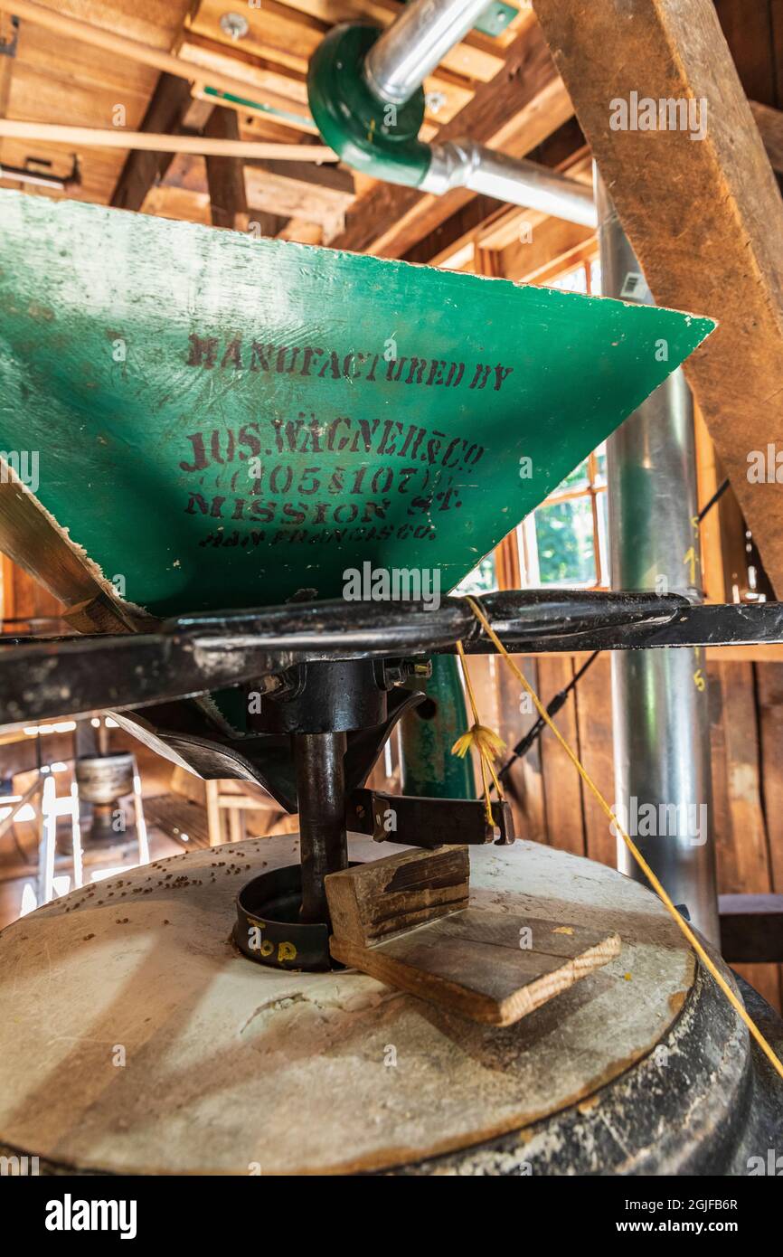 Café Industrial Maquinaria para moler los granos de café tostado Fotografía  de stock - Alamy