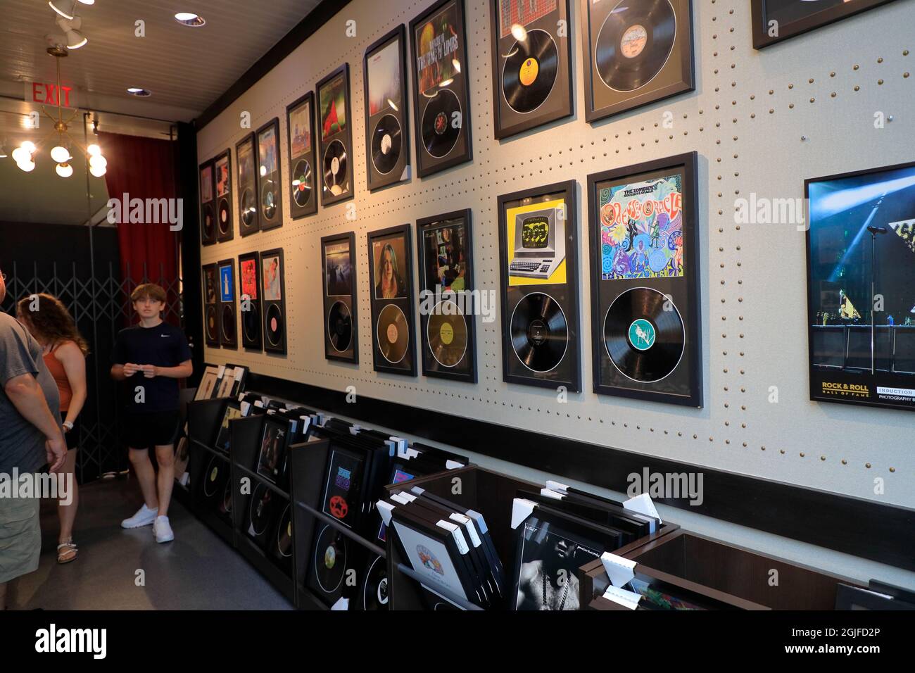 Discos y carteles para la venta en la tienda de recuerdos.Rock and Roll Hall of Fame.Cleveland.Ohio.USA Foto de stock