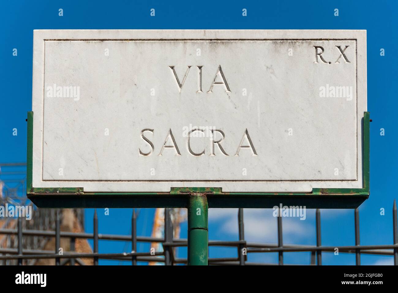 'Via Sacra' (Calle Sagrada) antiguo cartel de mármol antes de la entrada del Foro Romano, en el centro de Roma Foto de stock